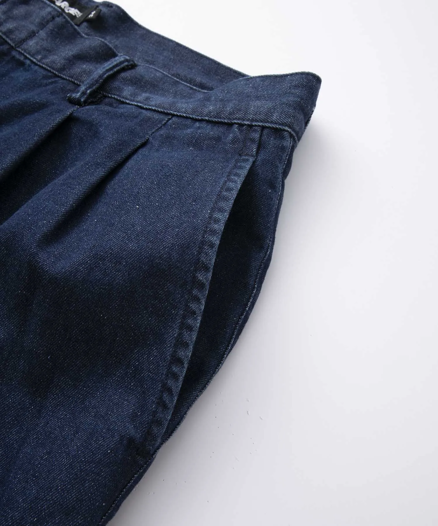 LIGHT DENIM TUCK PANTS