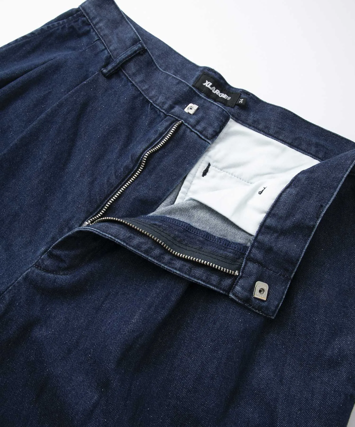 LIGHT DENIM TUCK PANTS