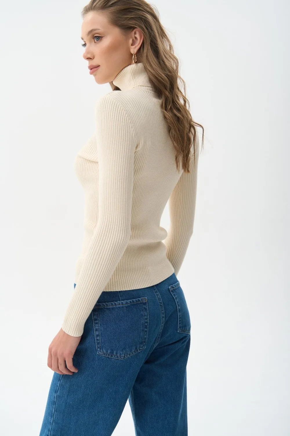 Ribbed turtleneck sweater in color milk